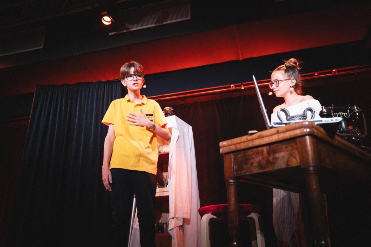 Deux comédiens en scène lors du spectacle de théâtre