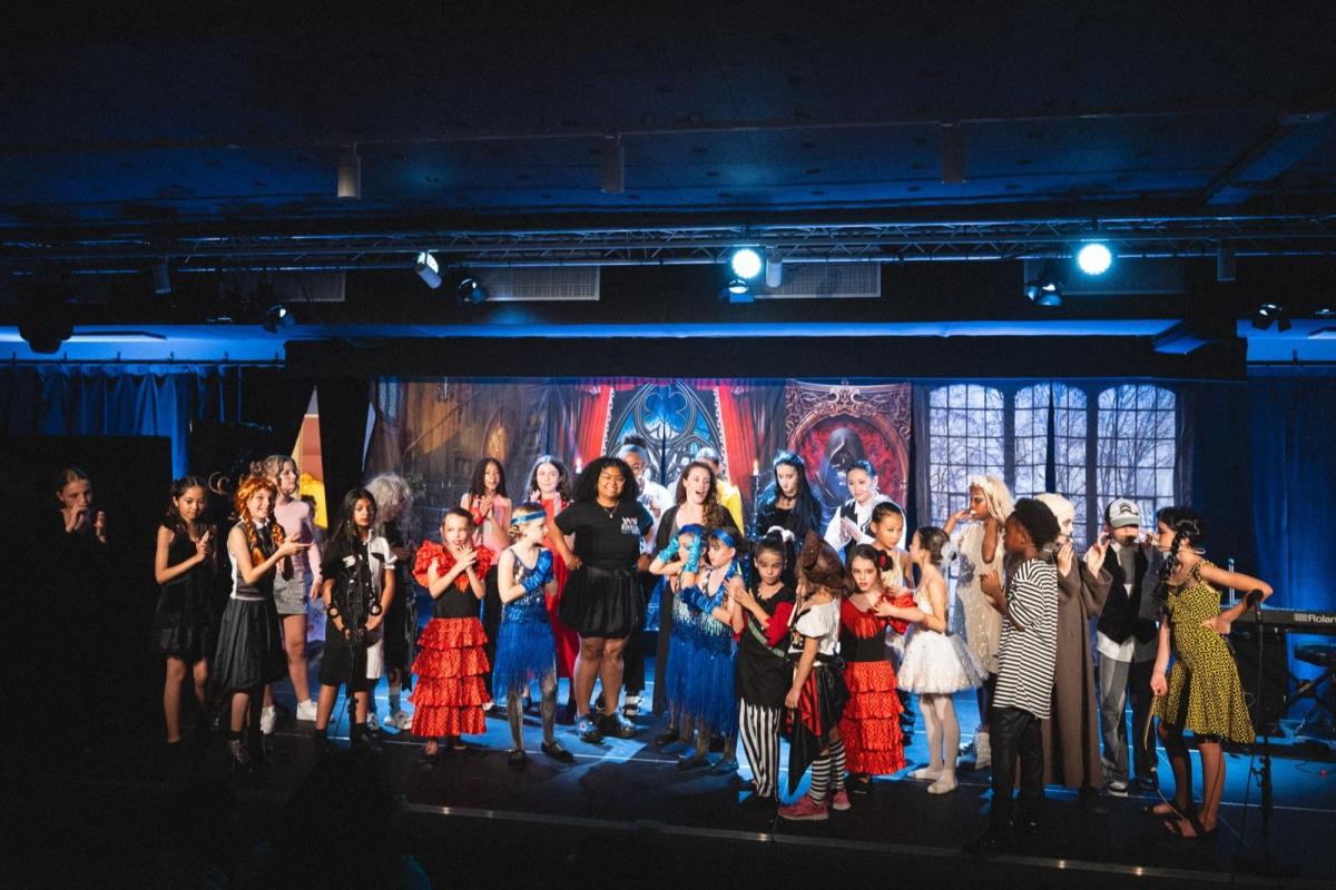Le salut final de l’Apolline Fest 2026, une trentaine d’élèves sur scène