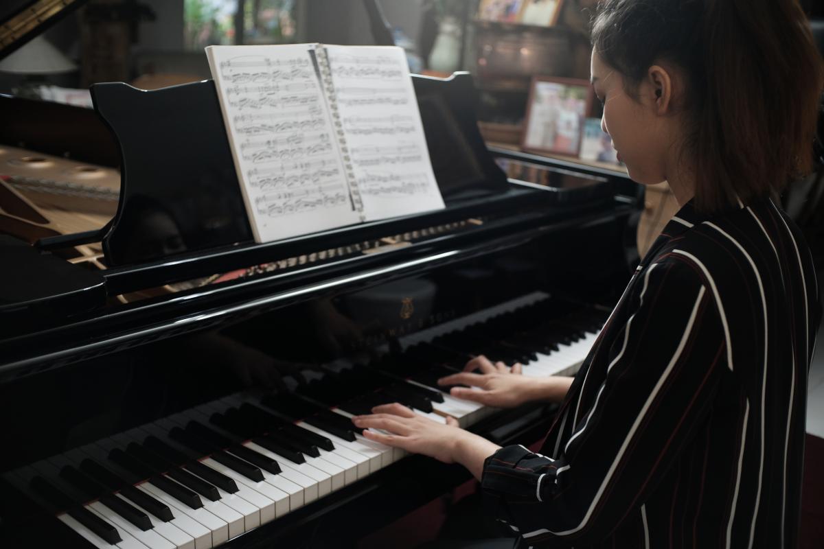 Клип играют на пианино. Игра на фортепьяно. Девушка играет на пианино. Пианистка с черными волосами и каре.