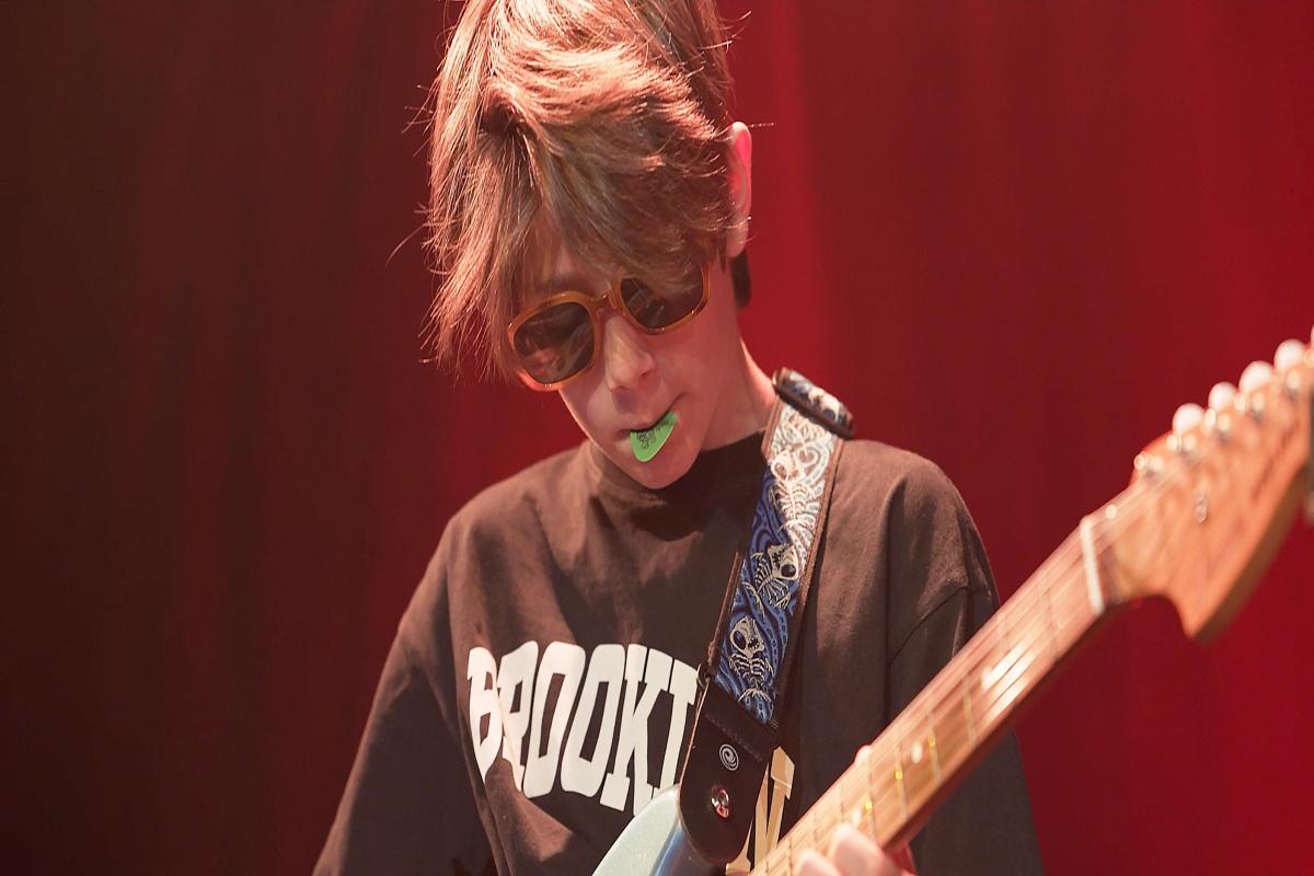 Learning Guitar in Lausanne: Should You Choose Music Theory or Tablature to Start?