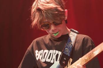 Learning Guitar in Lausanne: Should You Choose Music Theory or Tablature to Start?