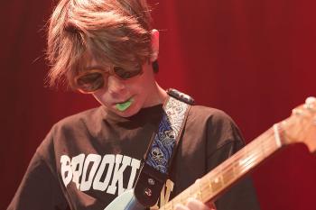 Apprendre la guitare à Lausanne : Faut-il choisir le solfège ou les tablatures pour débuter ?